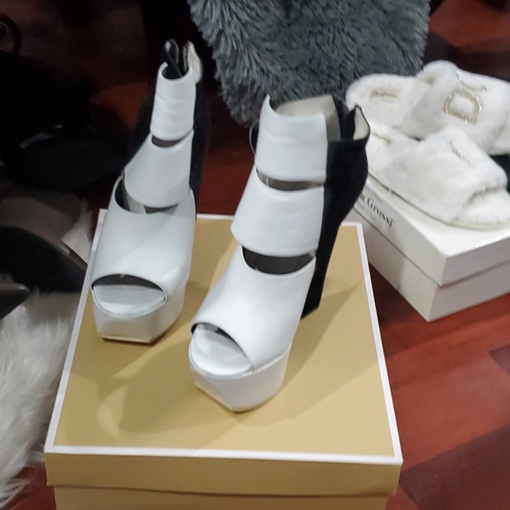 Shoes - Picture 2 of 4